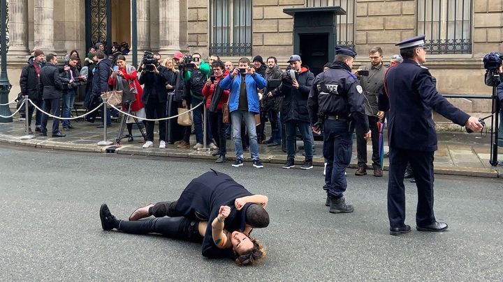 "Zastavte Putinovu válku." Na summitu v Paříži protestovaly aktivistky z hnutí Femen
