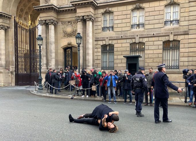 Aktivistka v Paříži protestuje proti ruskému prezidentovi Vladimiru Putinovi