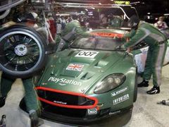 Tomáš Enge se svým vozem Aston Martin DBR9 v boxech v Le Mans.
