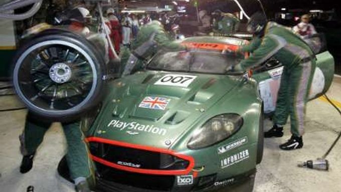 Tomáš Enge se svým vozem Aston Martin DBR9 v boxech v Le Mans.