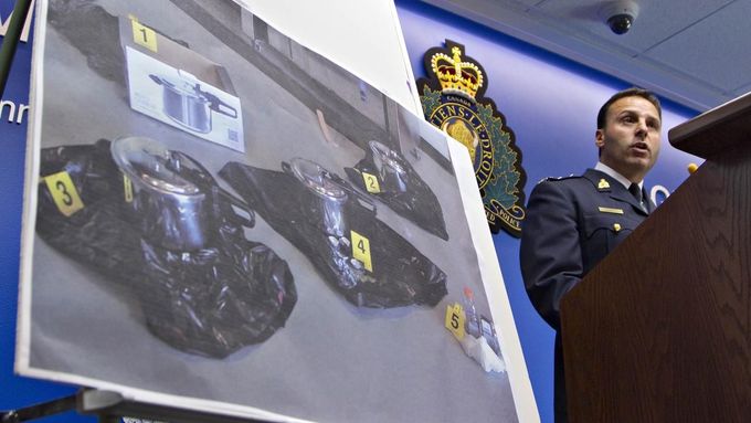 Komisař James Malizia ukazuje fotografii bomb vyrobených z tlakových hrnců, které policie našla u obviněných.