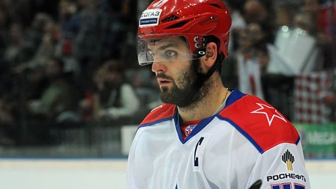 Hokejista CSKA Moskva Alexandr Radulov v utkání KHL 2012/13 proti Lvu Praha.