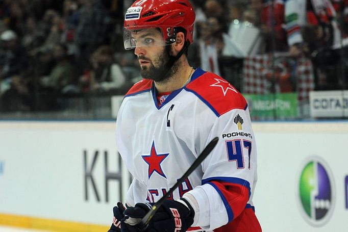 Hokejista CSKA Moskva Alexandr Radulov v utkání KHL 2012/13 proti Lvu Praha.