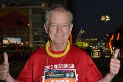 Ivan Tomek porazil rakovinu a běhá maratony po celém světě. Je mu 74 let