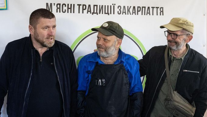 Ukrajinští tři veteráni se jmenují Vladislav (zleva), Viktor a Vasil, ale kamarádi a místní je znají pod přezdívkami Ředitel, Gruzín a Vujko neboli Strýček.