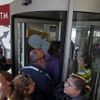 Fotogalerie: Perný den na Kypru. Dnes se tam otevřely zavřené banky.