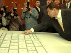 První, kdo stiskl ENTER a přítomným tak ukázal homepage Aktuálně.cz byl premiér Paroubek. Byl nejrychlejší a o rychlost jde na internetu především.