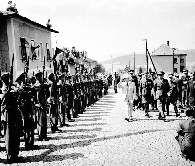 Unikátní fotografie ze života světoznámého spisovatele Karla Čapka, od jehož narození letos uplynulo 130 let.