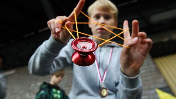 Foto: Taneční hudba, hala a šílené triky s kouskem kovu na šňůrce. Jojování mělo svoje mistrovství