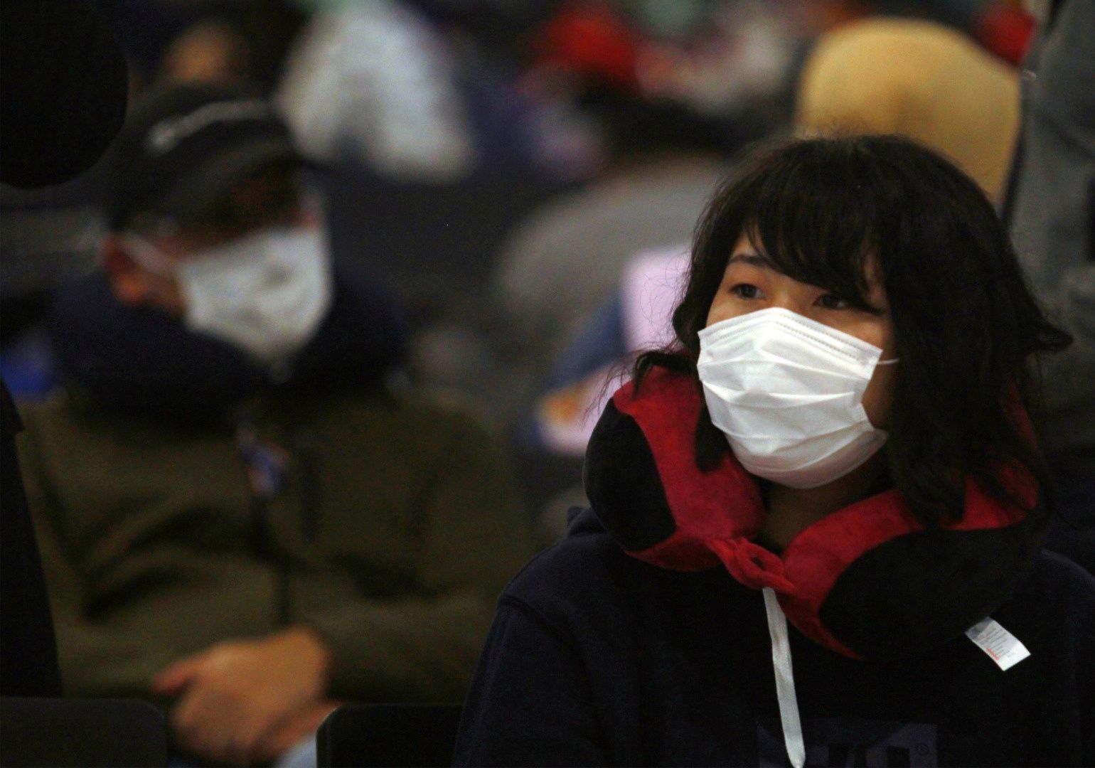 Čínská pasažérka na letišti, koronavirus, Čína - ilustrační foto.