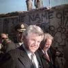 Edward Moore Kennedy u Berlínské zdi