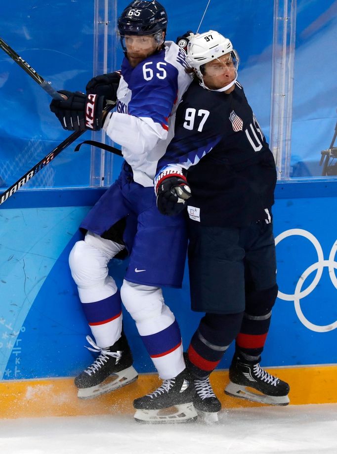 Tomáš Marcinko (65)  a Matt Gilroy v zápase Slovensko - USA na ZOH 2018