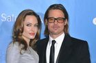 Konec spekulací. Herci Angelina Jolie a Brad Pitt se vzali