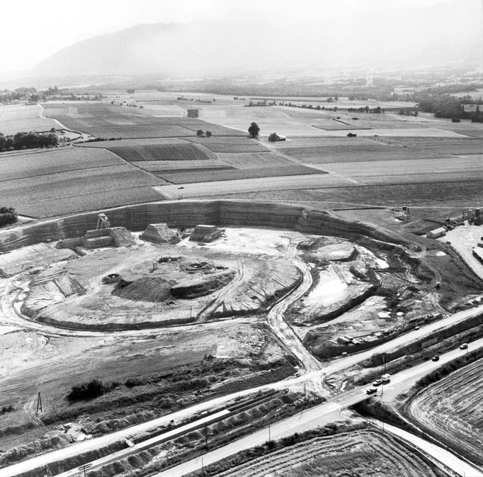 Letecký pohled na stavbu v CERNu, 30. srpna 1967, Meyrin u Ženevy,