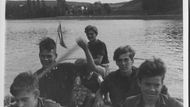 Na vodáckém výletě za 2. světové války (s pádlem a v puntíkovaném šátku)