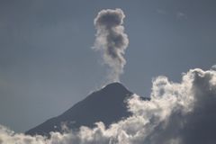 Sopka nedaleko metropole Guatemaly chrlí lávu, zahynulo nejméně 62 lidí