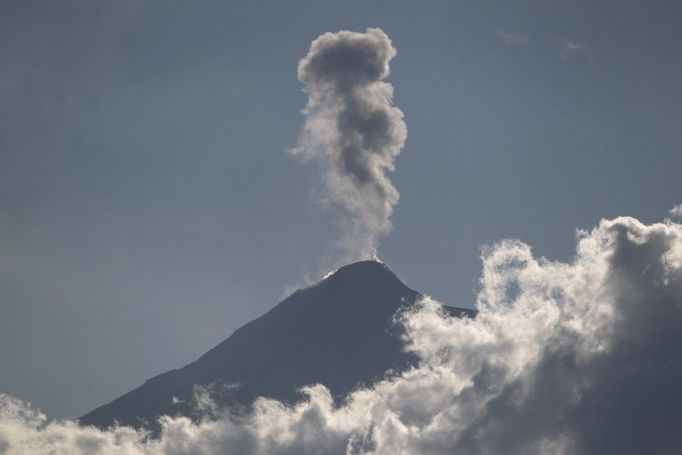 Guatemalská sopka Santiaguito patří dle seismologů, vulkanologů, meteorologů a hydrologů mezi 288 sopek v Guatemale a je jednou ze čtyř nejaktivnějších v zemi.