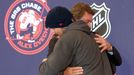 Wayne Gretzky a Alexandr Ovečkin poté, co útočník Washingtonu vyrovnal Gretzkého rekord s 894 góly v NHL