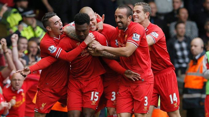 Fotbalisté Liverpoolu se radují z gólu Daniela Sturridgeho