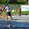 Na stavbě pokračuje betonáž současně se zpracováním betonu do roviny základové desky