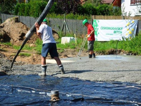 Na stavbě pokračuje betonáž současně se zpracováním betonu do roviny základové desky