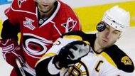 Puk v oku. Slovenský kapitán Bostonu Zdeno Chára sleduje kotouč z nepříjemně blízkosti.