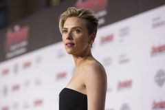 Scarlett Johanssonová porazila všechny ostatní herce. Její filmy mají nejvyšší tržby