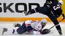 Jack Johnson (R) a Pierre-Edouard Bellemare bojují v utkání MS v hokeji 2012 USA - Francie