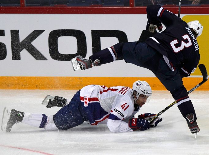 Jack Johnson (R) a Pierre-Edouard Bellemare bojují v utkání MS v hokeji 2012 USA - Francie