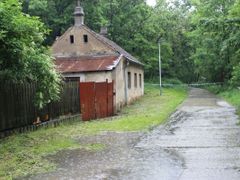 Obyvatele tohoto domu na břehu Rokytky v Hrdlořezích museli v noci evakuovat. Zahradu má pod vodou.
