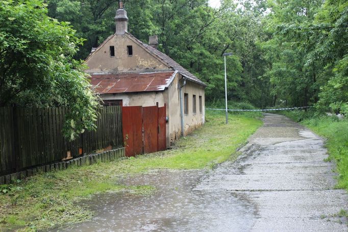 Obyvatele tohoto domu na břehu Rokytky v Hrdlořezích museli v noci evakuovat. Zahradu má pod vodou.