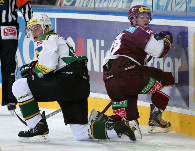 Hokejista klubu HC Sparta Praha Lukáš Luňák (vpravo) a Roman Prošek v prvním kole hokejové Tipsport extraligy 2012/13 s Energií Karlovy Vary.