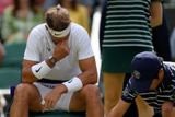Ačkoli Rafael Nadal v šestatřiceti letech řeší jeden zdravotní problém za druhým, na kurtech přesto i nadále vítězí. Po vítězném French Open, které vyhrál i díky injekcím, se bolesti nevyhnul ani ve čtvrtfinále Wimbledonu.