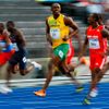 Usain Bolt komunikuje s Danielem Baileyem při rozběhu na 100m na MS v Berlíně