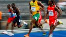 Usain Bolt komunikuje s Danielem Baileyem při rozběhu na 100m na MS v Berlíně