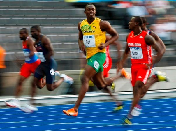 Usain Bolt komunikuje s Danielem Baileyem při rozběhu na 100m na MS v Berlíně