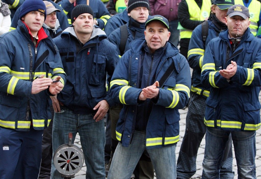 Demonstrace hasičů a policistů proti snížení platů