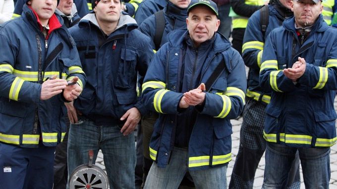 Demonstrace hasičů a policistů proti snižování platů v prosinci 2009.