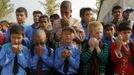 Visually impaired Afghan students pray before attending a lesson at a blind school in Kabul September 2, 2012. The vocational blind school, which is the only blind school in Afghanistan, was established in 1977 and has more than 187 students including boys and girls. Picture taken September 2, 2012. REUTERS/Omar Sobhani (AFGHANISTAN - Tags: SOCIETY EDUCATION) Published: Zář. 6, 2012, 7 dop.