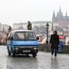 Auto, Karlův most, Pražský Hrad, Protest / demonstrace proti vládním koronavirovým opatřením, blokáda Úřadu vlády, otevřené Česko