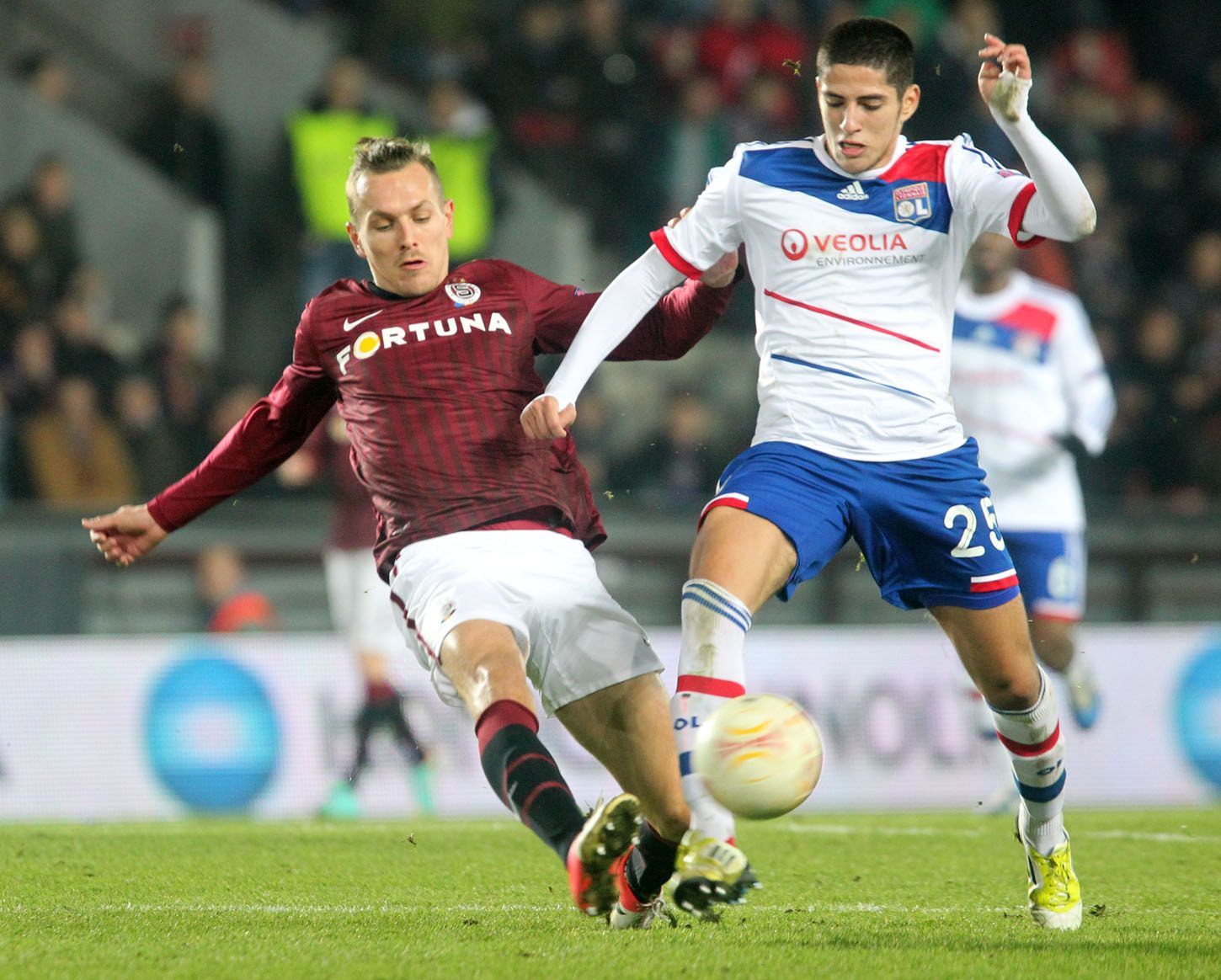 Fotbalista Sparty Praha Ondřej Švejdík v souboji s Yassine Benziou v utkání Evropské ligy proti Olympique Lyon.