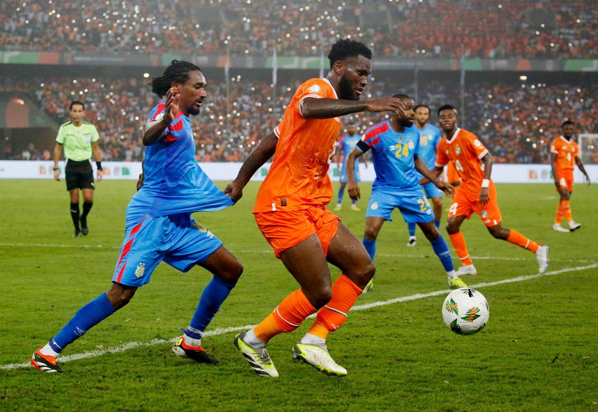 Franck Kessié v semifinále Afrického poháru proti DR Kongo