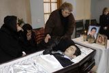 Rakev s mladým sáňkařem v domě rodiny Kumaritašviliových.