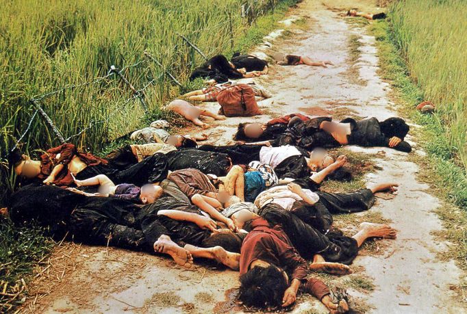 Těla zmasakrovaných obyvatel vesnice My Lai ve Vietnamu. Snímek z března roku 1968.