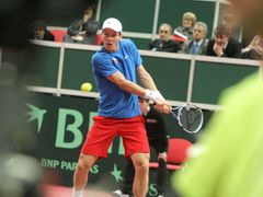 Tomáš Berdych hraje proti Francouzi Gilesu Simonovi na Davis Cupu v Ostravě.