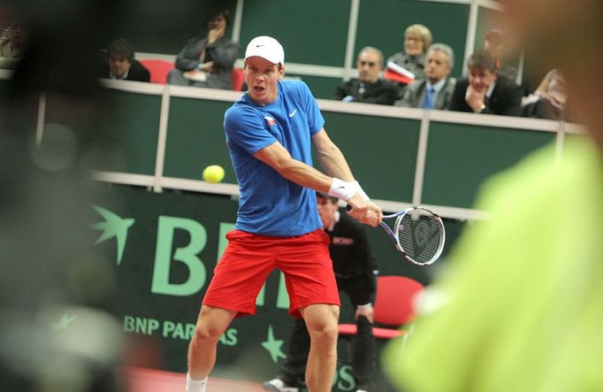 Tomáš Berdych hraje proti Francouzi Gilesu Simonovi na Davis Cupu v Ostravě.