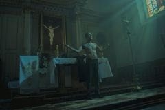 Polepšený hříšník, pro nějž v církvi není místo. Kina promítají polský hit