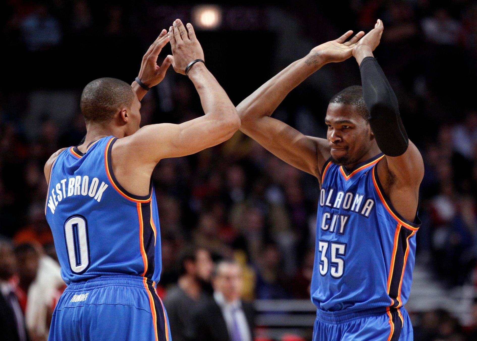 Radost basketbalistů Oklahomy Westbrooka a Duranta (vpravo)