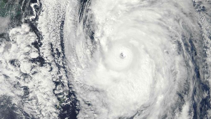 Snímek tajfunu Roke pořízený satelitem NASA.