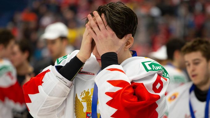 Ruští junioři ztratili ve finále MS náskok 3:1. Obránce Daniil Pylenkov skrýval hlavu do dlaní.